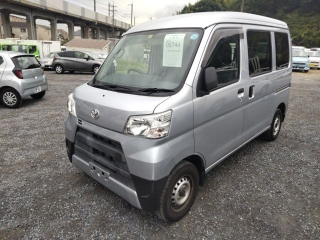 5744 Toyota Pixis van S331M 2019 г. (LUM Kobe Nyusatsu)